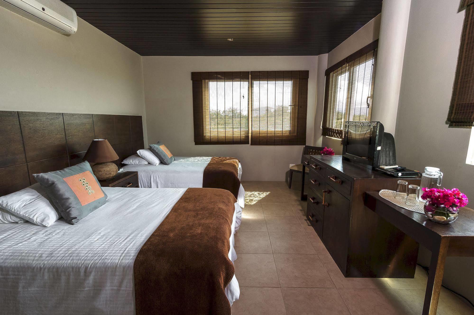 Iguana Crossing Boutique Hotel Puerto Villamil Esterno foto